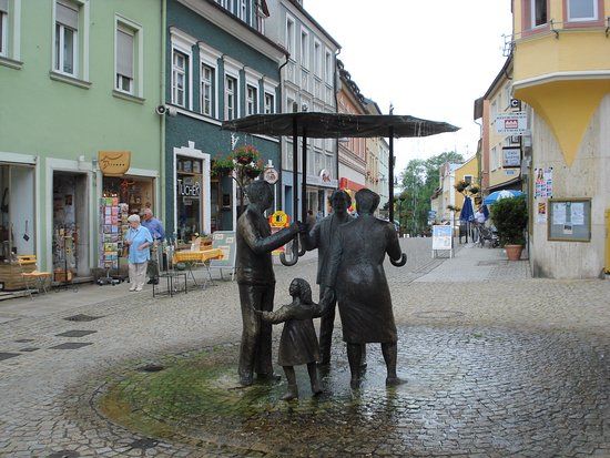 Figuren im Regen